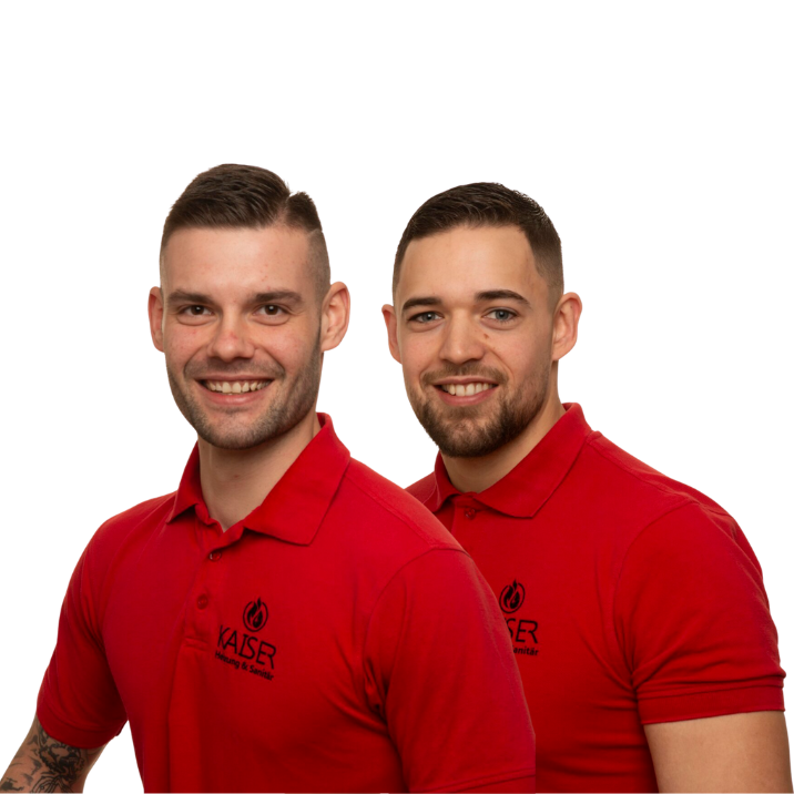 Zwei Männer in roten Poloshirts mit dem Logo von Kaiser, lächelnd und nebeneinander stehend.